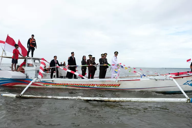 Bupati Bantaeng Uji Nurdin pimpin parade kapal nelayan HUT Kemerdekaan RI ke-80. (Humas Pemkab Bantaeng)