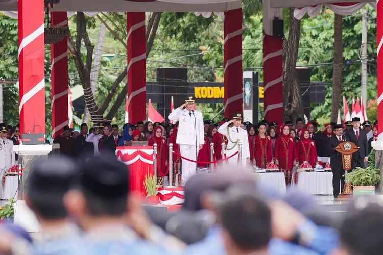 Bupati Bantaeng M Fathul Fauzy Nurdin jadi inspektur upacara peringatan detik-detik proklamasi di lapangan Pantai Seruni Bantaeng. (Humas Pemkab Bantaeng)