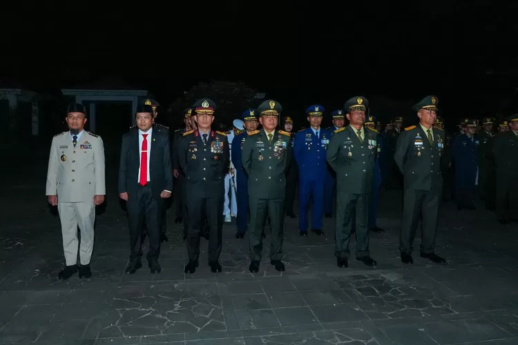 Gubernur Sulsel Andi Sudirman Sulaiman Ikuti Apel Kehormatan Renungan Suci di TMP Panaikang Bersama Forkopimda. (Humas Pemprov Sulsel)