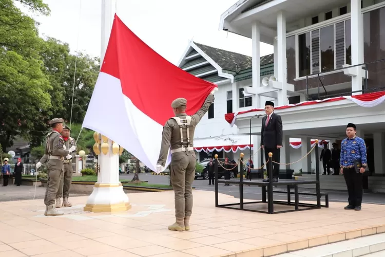 Sekda Bantaeng H Abdul Wahab pimpin upacara pengibaran bendera merah putih peringatan HUT Kemerdekaan Republik Indonesia ke-80. (Humas Pemkab Bantaeng)