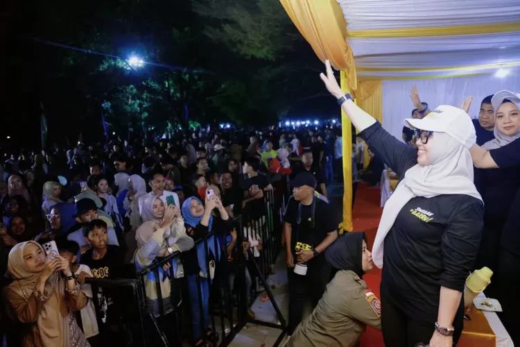 Forkopimda Barru bernyanyi dalam satu suara di malam puncak Pesta Rasa 2025. (Humas Pemkab Barru)