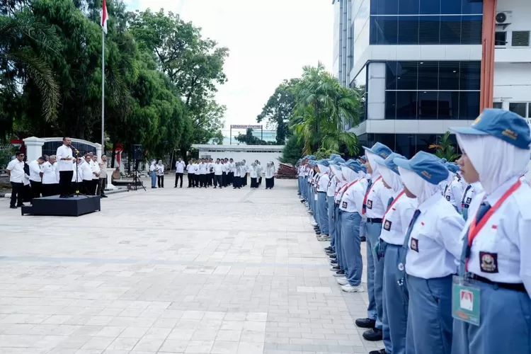 Gubernur Sulsel Andi Sudirman Sulaiman pimpil apel perdana sekolah rakyat. (Humas Pemprov Sulsel)