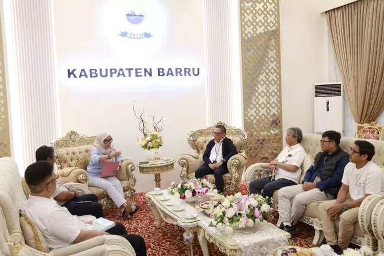 Bupati Barru Andi Ina Kartika Sari terima kunjungan pihak PT ASPD di Rujab Bupati Barru. (Humas Pemkab Barru)