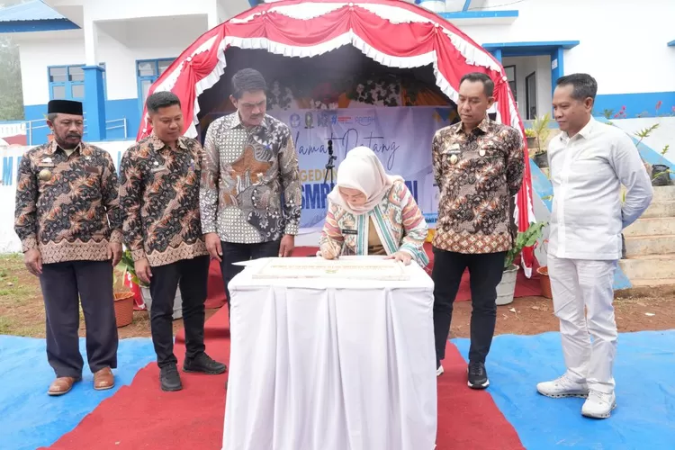 Didampingi Wabup, Bupati Sinjai Hj Ratnawati Arif resmikan gedung baru SMPN 26 di Desa Gunung Perak. (Humas Pemkab Sinjai)