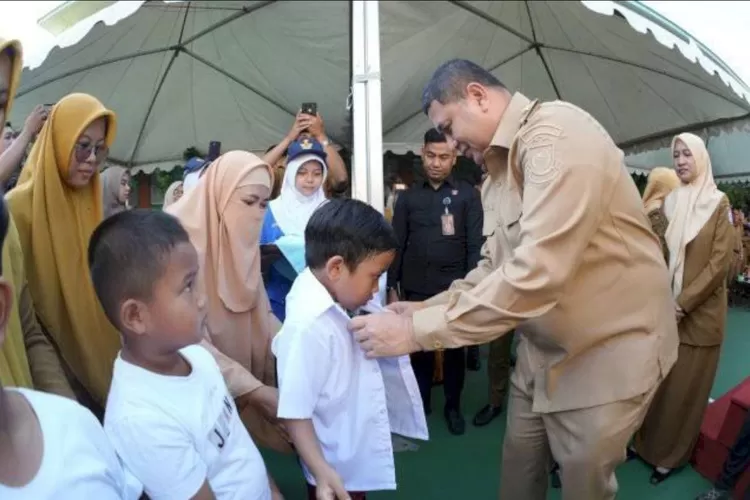 Wali Kota Makassar Munafri Arifuddin saat membagikan seragam gratis untuk siswa.