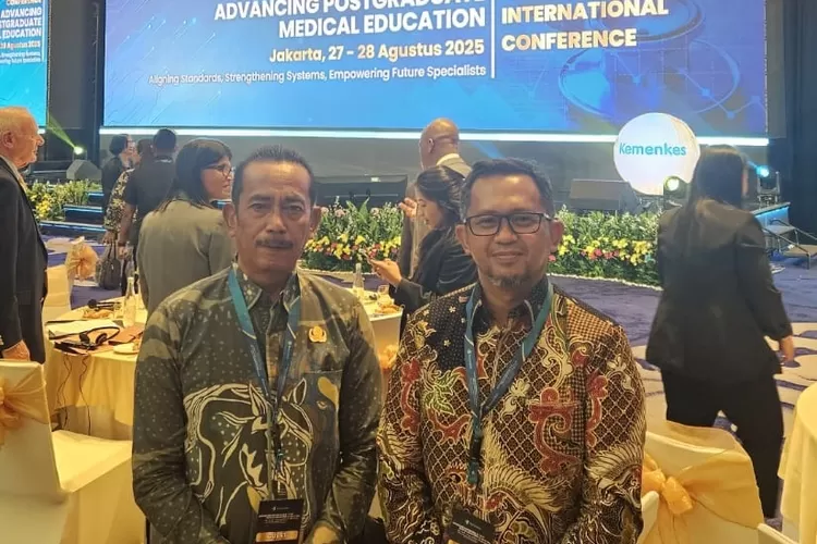 Sekda Sinjai Andi Jefrianto Asapa, bersama Direktur RSUD Sinjai, dr. Kahar Anis. (Humas Pemkab Sinjai)