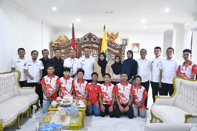 Wakil Bupati Sinjai Andi Mahyanto Mazda, melepas kontingen atlet ISSI dan Judo ke ajang Pra Porprov. (Humas Pemkab Sinjai)