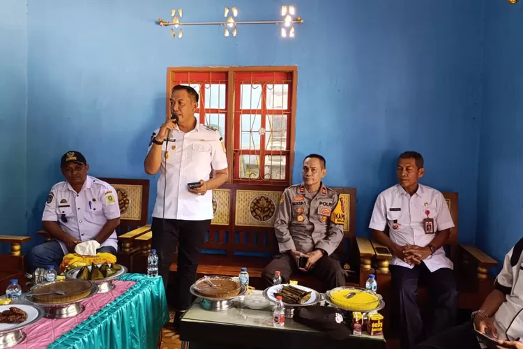Wabup Sinjai Andi Mahyanto Mazda dampingi Ketua Tim Penggerak PKK Sinjai, Rozalina A. Mahyanto, meninjau langsung Rumah Gizi PKK di Desa Kaloling. (Humas Pemkab Sinjai)