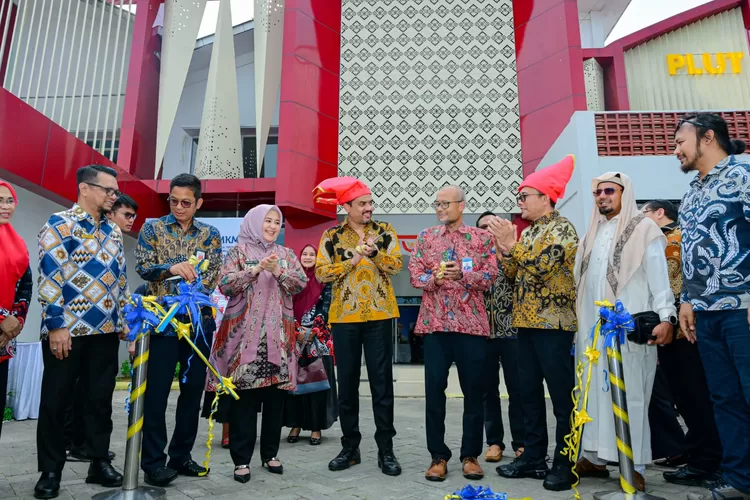 Wakil Gubernur Sulsel Fatmawati Rusdi dampingi Menteri UMKM resmikan UPT Pusat Layanan Usaha Terpadu Pemprov Sulsel. (Humas Pemprov Sulsel)