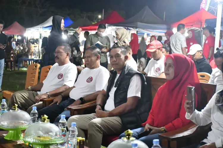 Wakil Bupati Sinjai Andi Mahyanto Mazda resmi membuka Pasar Rakyat Merdeka. (Humas Pemkab Sinjai)