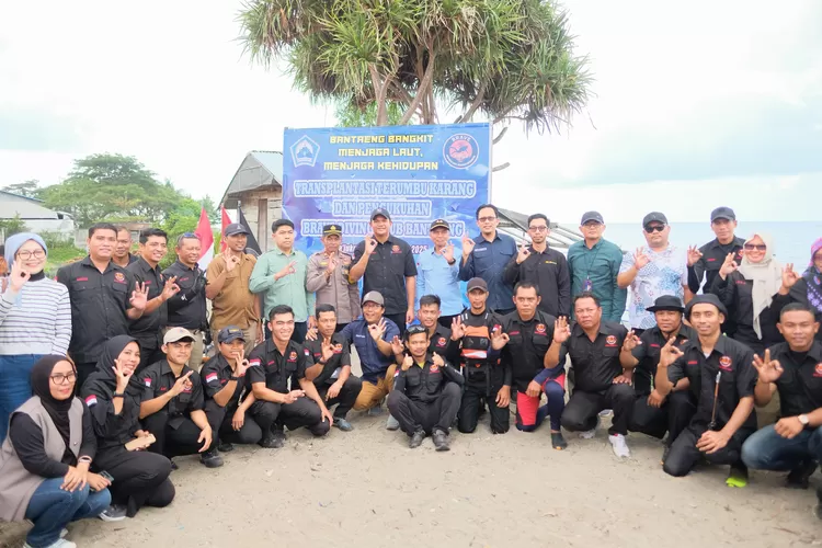 Bupati Bantaeng M Fathul Fauzy Nurdin ikut Transplantasi Terumbu Karang di Pa&rsquo;jukukang. (Humas Pemkab Bantaeng)