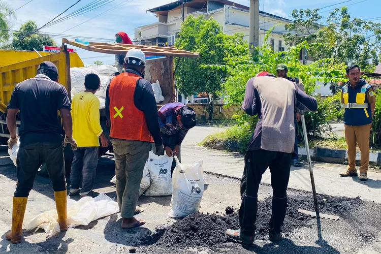 Dinas PUPR Sinjai lakukan perbaikan jalan didalam kota. (Humas Pemkab Sinjai)