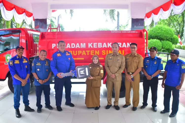 Bupati Sinjai Hj Ratnawati Arif menyerahkan armada Damkar untuk sektor Barat Sinjai. (Humas Pemkab Sinjai)