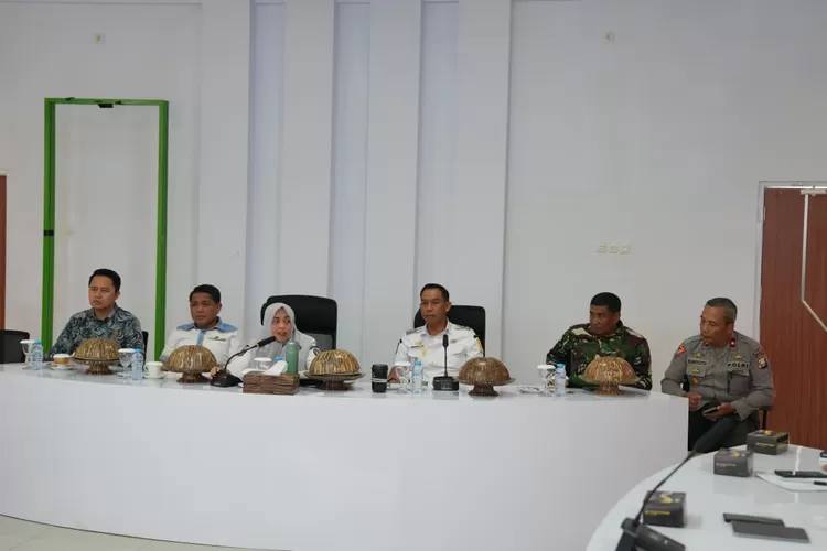 Bupati Sinjai Hj Ratnwati Arif didampingi Wakil Bupati Sinjai Andi Mahyanto Mazda rakor bersama Forkopimda bangun sinergitas. (Humas Pemkab Sinjai)