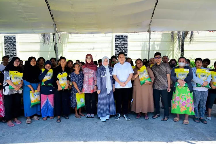 Wakil Gubernur Sulsel Fatmawati Rusdi bersama Ketua DPRD Sulsel Andi Rachmatika Dewi gelar jumat berkah. (Humas Pemprov Sulsel)