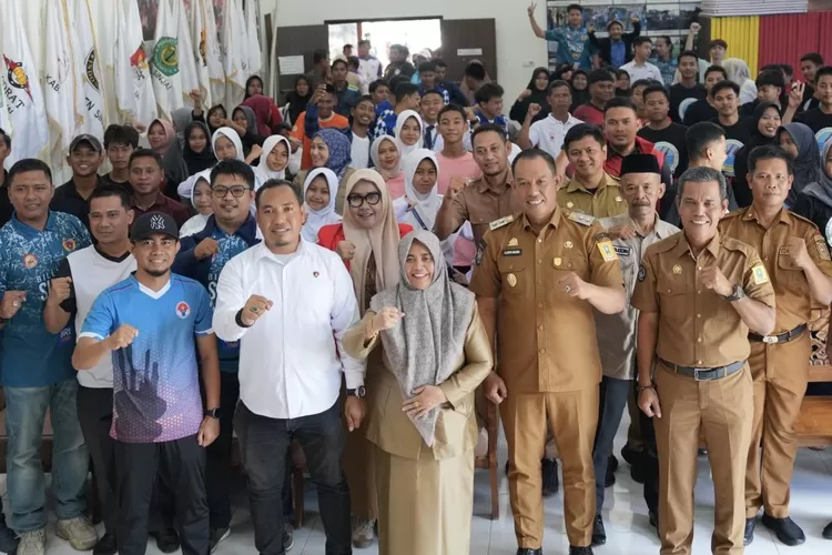Bupati dan Wabup Sinjai lepas  atlet ke ajang Pra Porprov Sulsel XVIII 2025. (Humas Pemkab Sinjai)