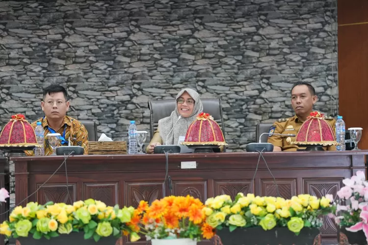 Didampingi Wabup Sinjai Andi Mahyanto Mazda, Bupati Sinjai Hj Ratnawati Arif buka Sosialisasi dan Presentatif PJU. (Humas Pemkab Sinjai)