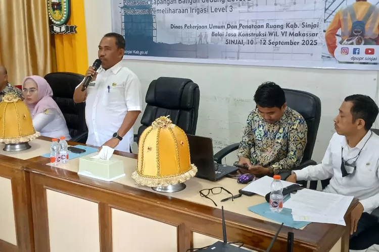 Kepala Dinas PUPR Sinjai, H. Haris Achmad saat memberikan arahan Pelatihan dan Sertifikasi Tenaga Kerja Konstruksi. (Humas Pemkab Sinjai)