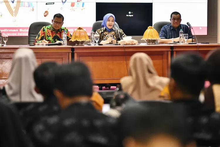 Wakil Gubernur Sulsel Fatmawati Rusdi memimpin rapat persiapan pelaksanaan HUT Sulsel ke 365 tahun. (Humas Pemprov Sulsel)