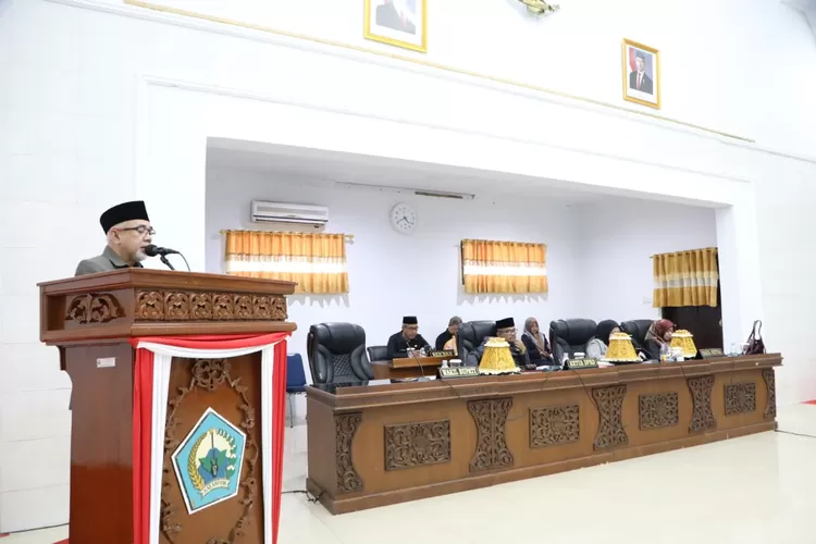 Wakil Bupati Bantaeng H Sahabuddin membacakan jawaban dari pandangan fraksi DPRD Bantaeng. (Humas Pemkab Bantaeng)