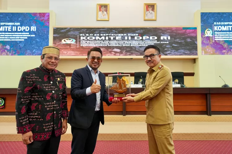 Sekda Sulsel Jufri Rahman sambut kunjungan DPR RI di Sulsel. (Humas Pemprov Sulsel)