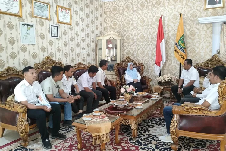 Bupati Sinjai Hj Ratnawati menerima kunjungan pengurus KONI Sinjai.