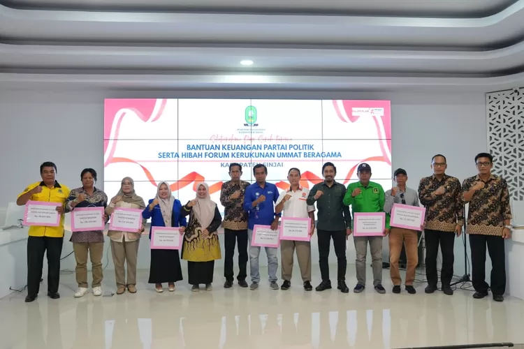 Bupati Sinjai Hj Ratnawati Arif serahkan untuk Parpol dan FKUB.