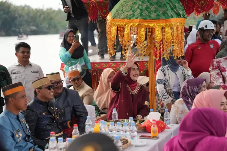 Bupati Sinjai Hj Ratnawati Arif hadiri puncak Festival Budaya Pesisir Ma&rsquo;rimpa Salo, Jumat (10/10/2025).