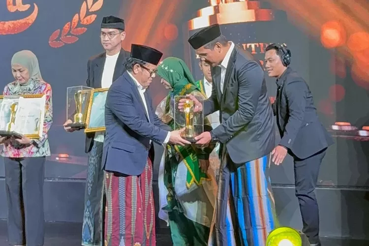 Bupati Bantaeng M Fathul Fauzy Nurdin terima penghargaan Pesantren Award 2025 dari Kementerian Agama.