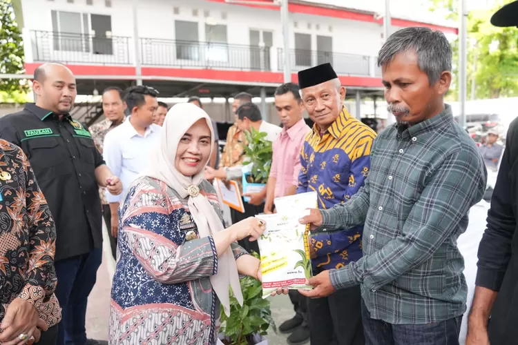 Bupati Sinjai Hj Ratnawati Arif serahkan alsintan kepada petani.