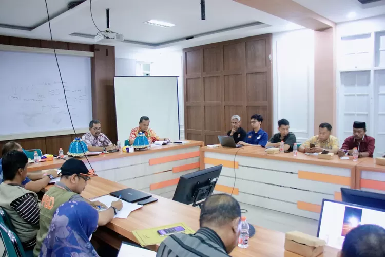 Pj. Sekretaris Daerah Barru, Abubakar, pimpin rakor PDB Hidrometeorologi.