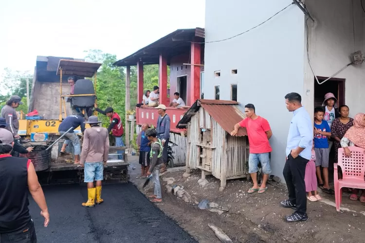 Bupati Bantaeng M Fathul Fauzy pantau proses pengaspalan di Kelurahan Onto.