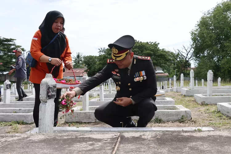 Kapolres Bulukumba AKBP Restu Wijayanto ziarah makam salah satu pahlawan di Taman Makam Pahlawan Bulukumba. 