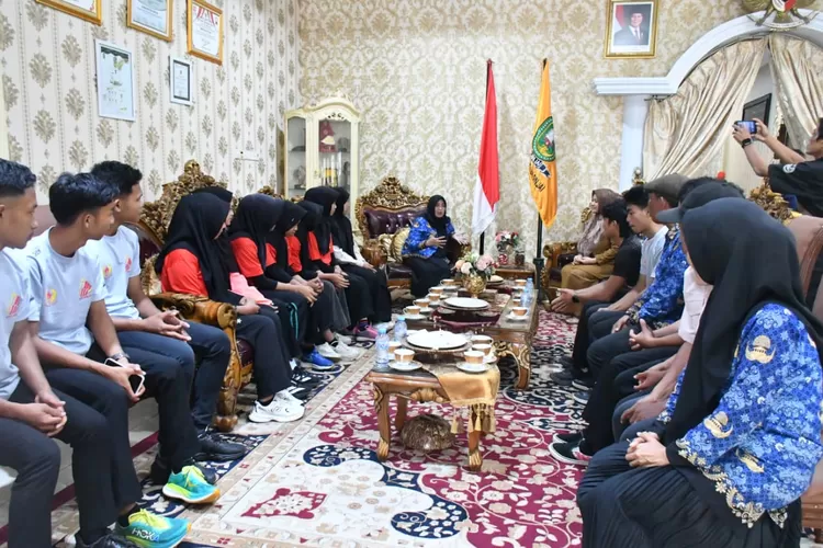 Bupati Sinjai Hj Ratnawati Arif lepas 13 atlet panjat tebing ke Pra Porprov Sulsel 2025.