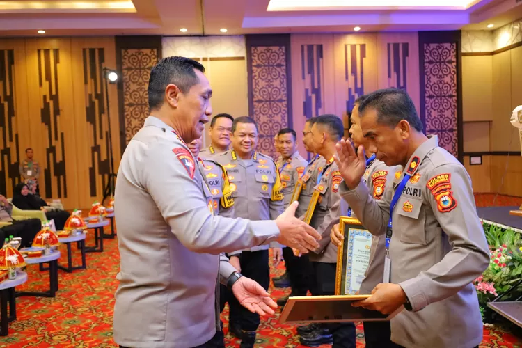 Kapolda Sulsel Irjen Pol Djuhandani Raharjo serahkan penghargaan kepala Polres Bulukumba yang diwakili Wakapolres Kompol H Syafaruddin. 