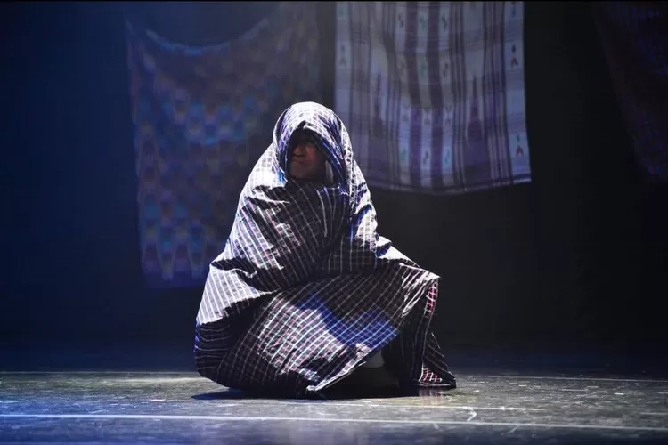 Asia Ramli mempersembahkan karya Performance Art bertajuk "Jejak Waktu Dalam Sarung".