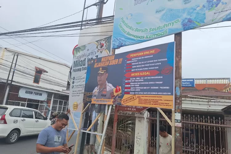 Unit Tipidter Satreskrim Polres Bulukumba memasang sejumlah baliho. 