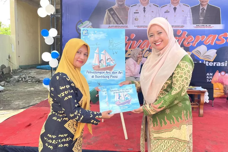 Penulis Basmawati Haris (kanan)