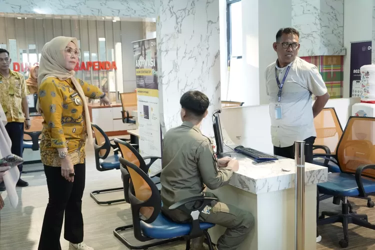 Bupati Barru Andi Ina Kartika Sari sidak di Mall Pelayanan Publik (MPP).