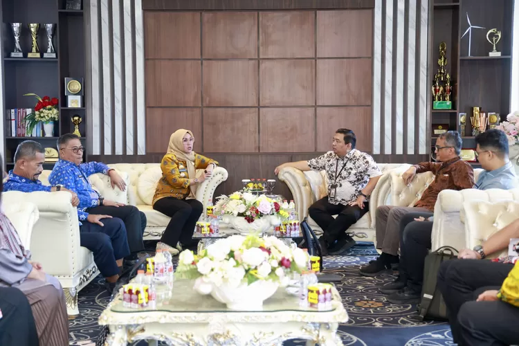 Bupati Barru Andi Ina Kartika didampingi Wakil Bupati Barru Abustan A Bintang menerima kunjungan tim KPK.
