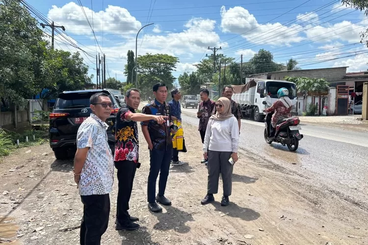 Kepala Dinas Bina Marga dan Bina Konstruksi (DBMBK) Pemprov Sulsel Ir. H. Andi Ihsan. S.T., M.M cek jalan poros Sungguminasa-Malino.