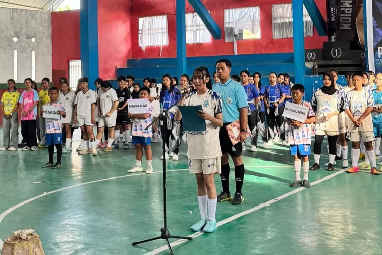 Kapten tim futsal Putri Bulukumba, Akiko Meysah Tan saat membaca janji atlet. 