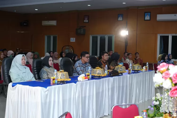 Sekdis Kominfo Bulukumba, Andi Endang Hariyani bersama Wakil Bupati Bulukumba Andi Edi Manaf saat menjadi juri Pemilihan Duta Pelajar Panrita Lopi 2025.
