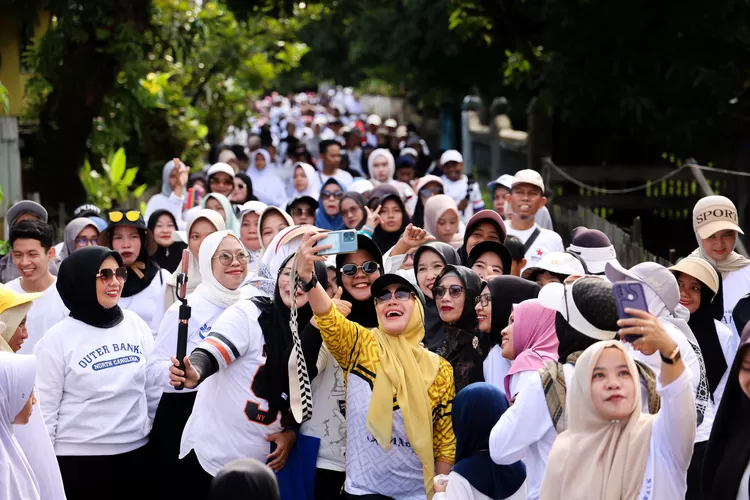 Bupati Barru Andi Ina Kartika Sari menyapa sejumlah alumni SMA Negeri 4 Barru.