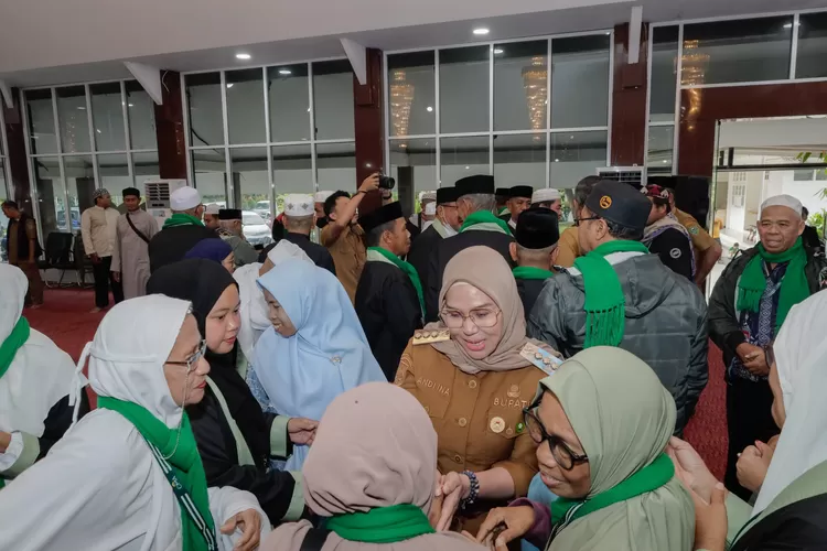 Bupati Barru Andi Ina Kartika Sari menemui jemaah umroh.