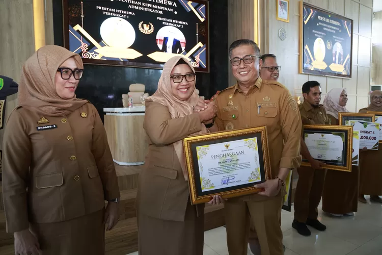 Wakil Bupati Barru Abustan A Bintang saat menyerahkan penghargaan. 