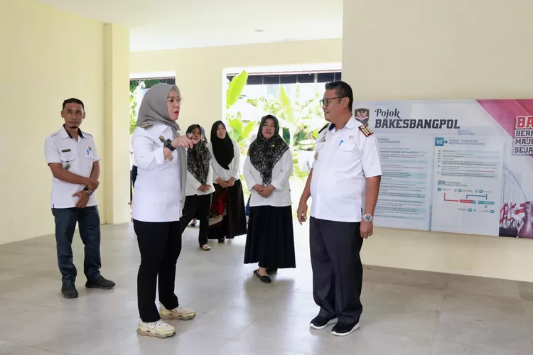 Bupati Barru Andi Ina Kartika cek langsung kebersihan sejumlah kantor pada Rabu Bersih.