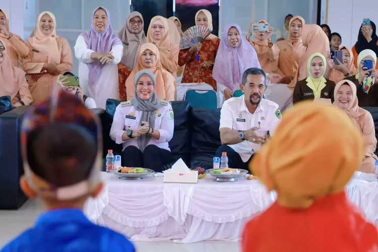 Bupati Barru Andi Ina Kartika Sari bersama Pj Sekda Barru Abubakar. 