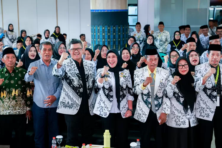Bupati Barru Andi Ina Kartika Sari hadiri konferensi PGRI. 