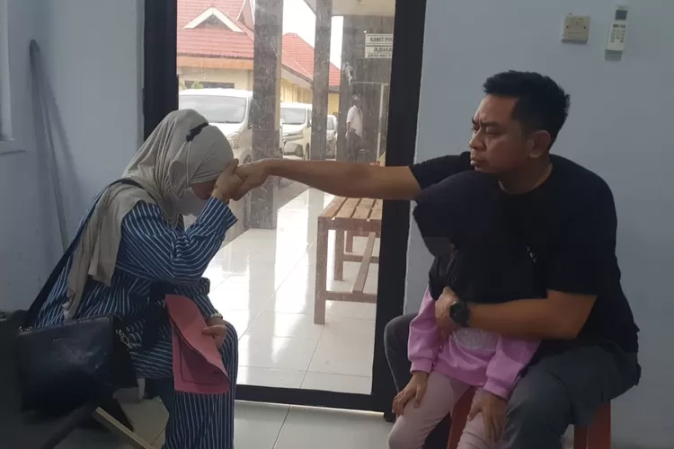 YR bersama suaminya SSP saat dipertemukan di Polres Bulukumba. 